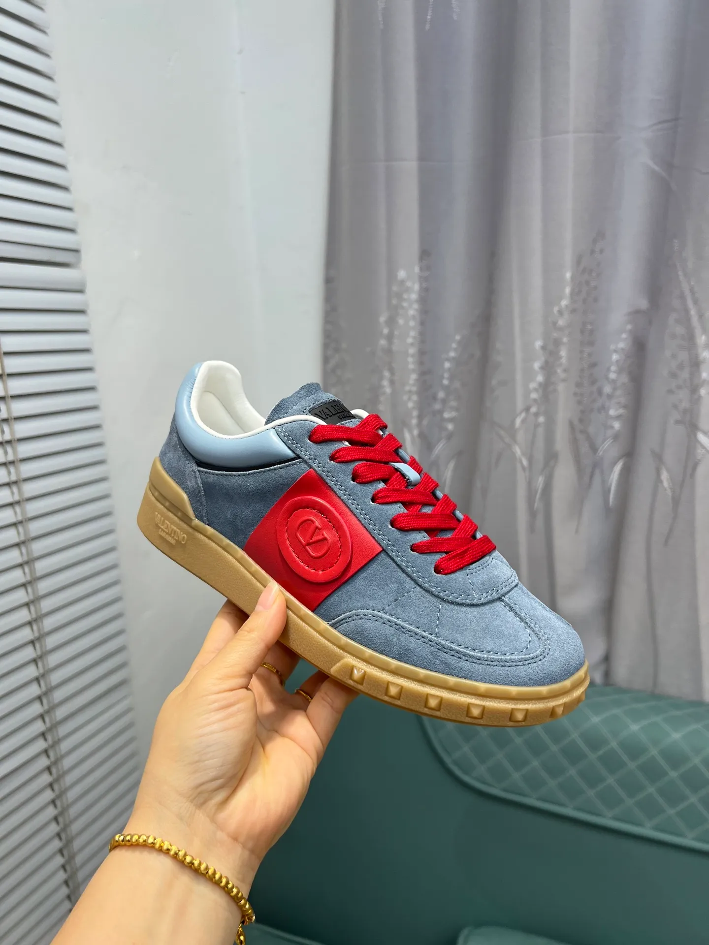 Men's shoes 💰620 👉🌹🌹VALENTINO counter synchronized new low-top casual sports shoes 👍Professional and high-end, perfect replica, first-class quality! 👍All made of original 1:1 materials, exclusive mold opening! 👍High mercerized cowhide fabric 👍TPU outsole, comfortable and wear-resistant, brand injection insole, 👍Full set of high-end counter packaging 👍All details are customized with 1:1 mold, striving for perfection! 👍Couple style female 35-41, male 38-46 (female 41, male 45 46 customized)